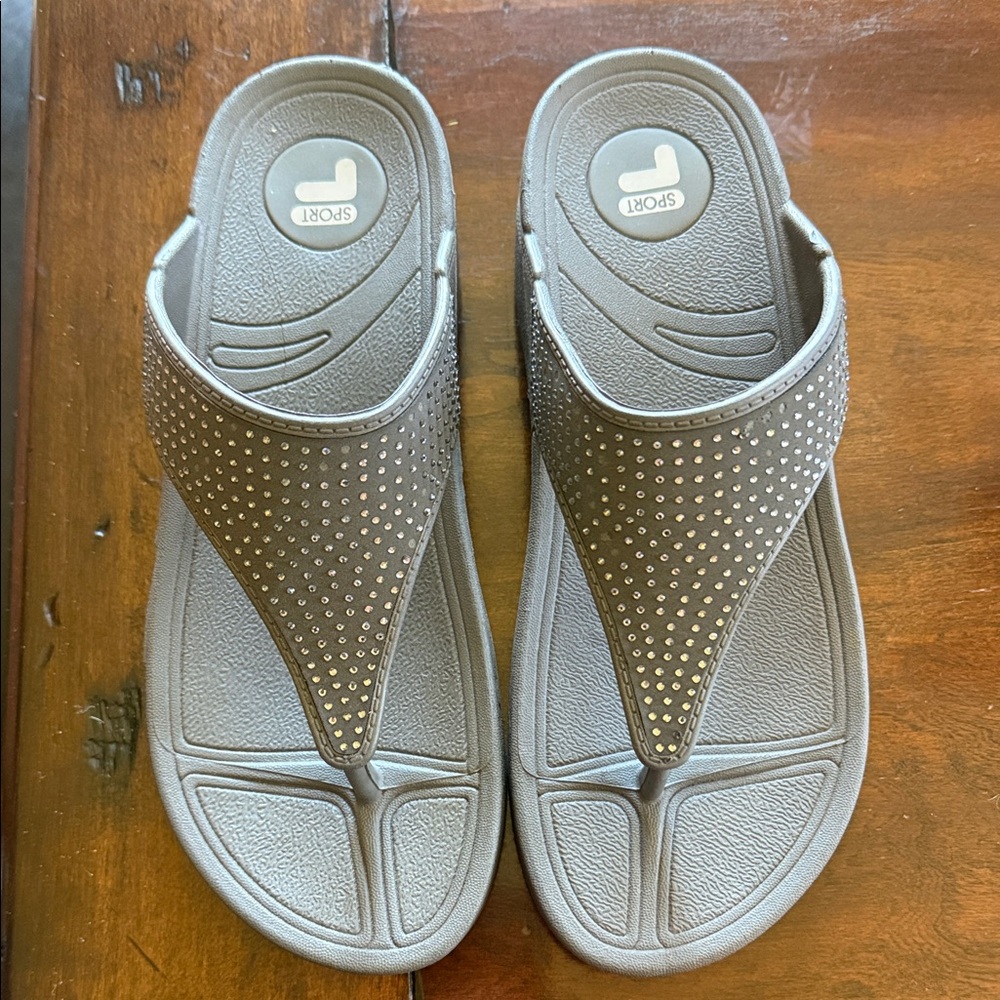 Sport Flip Flops Gray Rhinestones Womens Size 8 Sandals Beach Summer Travel 🏖️